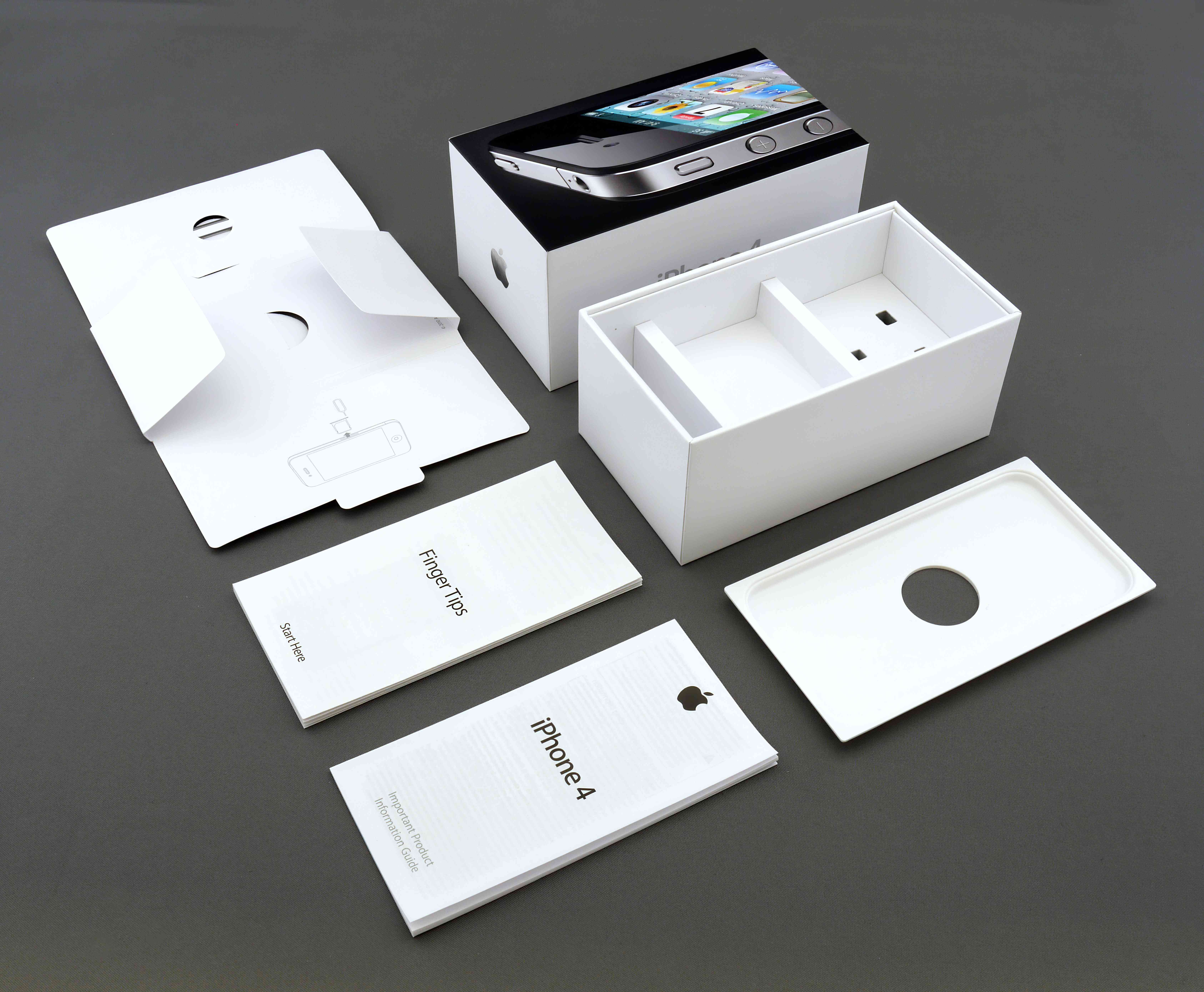 Krabice a obsah pro iPhone 4