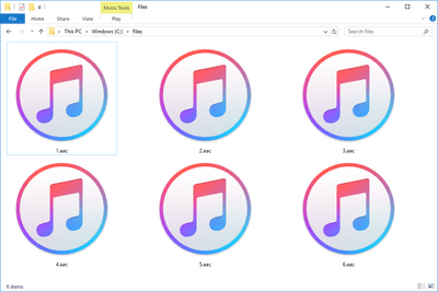 Snímek obrazovky několika souborů AAC v systému Windows 10, které se otevírají pomocí iTunes