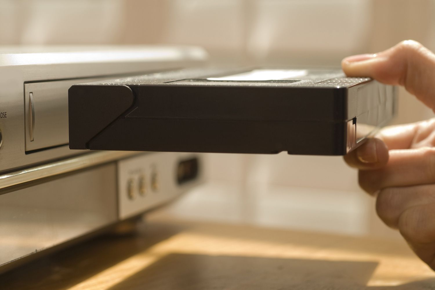 Vkládání kazety VHS do videorekordéru