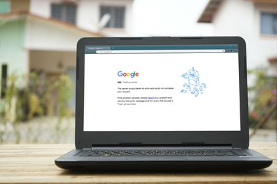 Na přenosném počítači se zobrazuje chybová zpráva Google, která naznačuje, že Google pravděpodobně nefunguje.