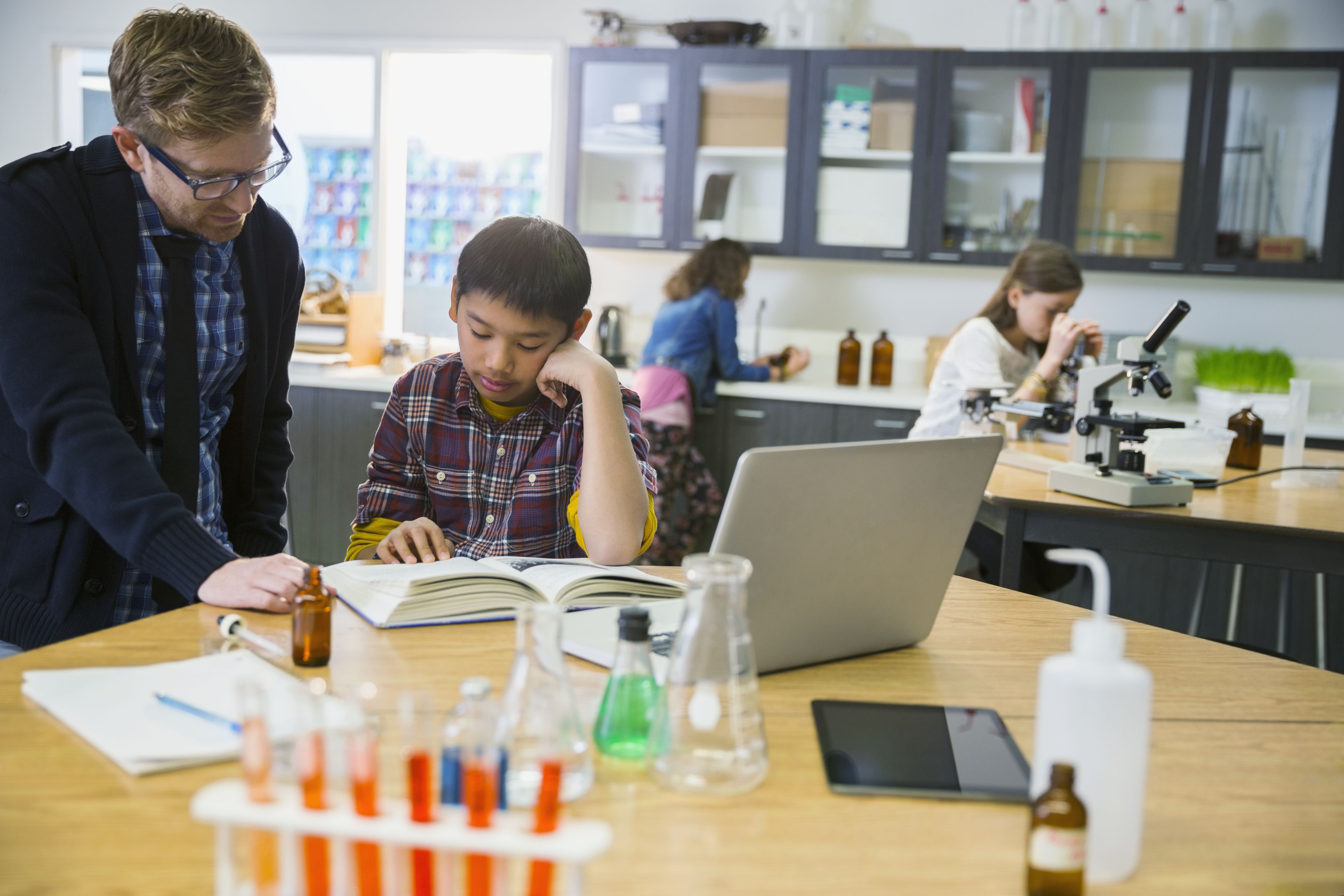 Student vědy a učitel pomocí Microsoft Office