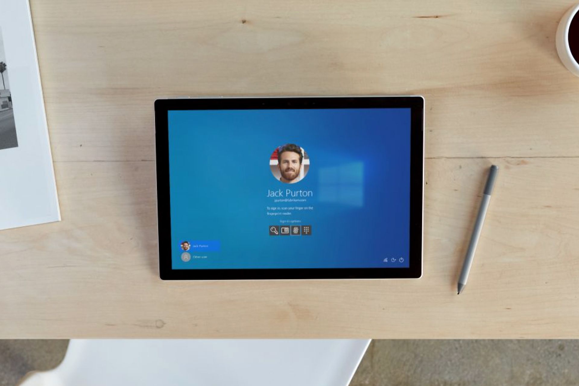 Fotografie profilového obrázku uživatele systému Windows na zařízení Surface Pro.