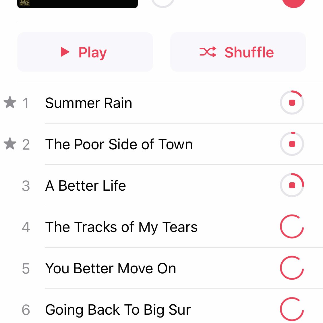 Snímek obrazovky se stahováním skladeb v Apple Music na iPhone