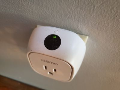 Obrázek inteligentní zástrčky WeMo připojené k síti Wi-Fi