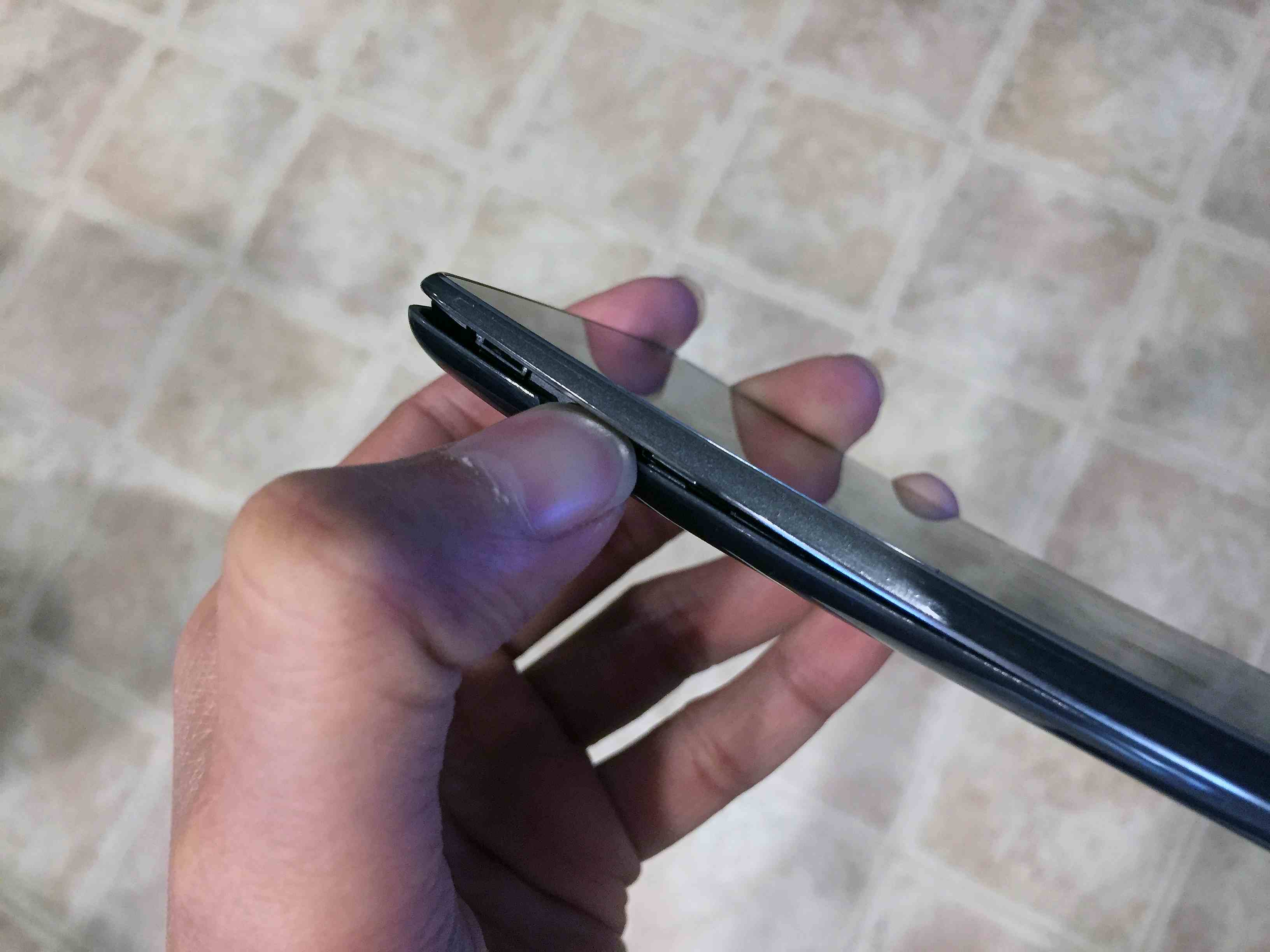 Sejmutí zadního krytu LG G Flex 2