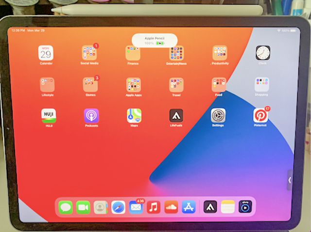 Apple Pncil 2 na vrcholu iPadu Pro.