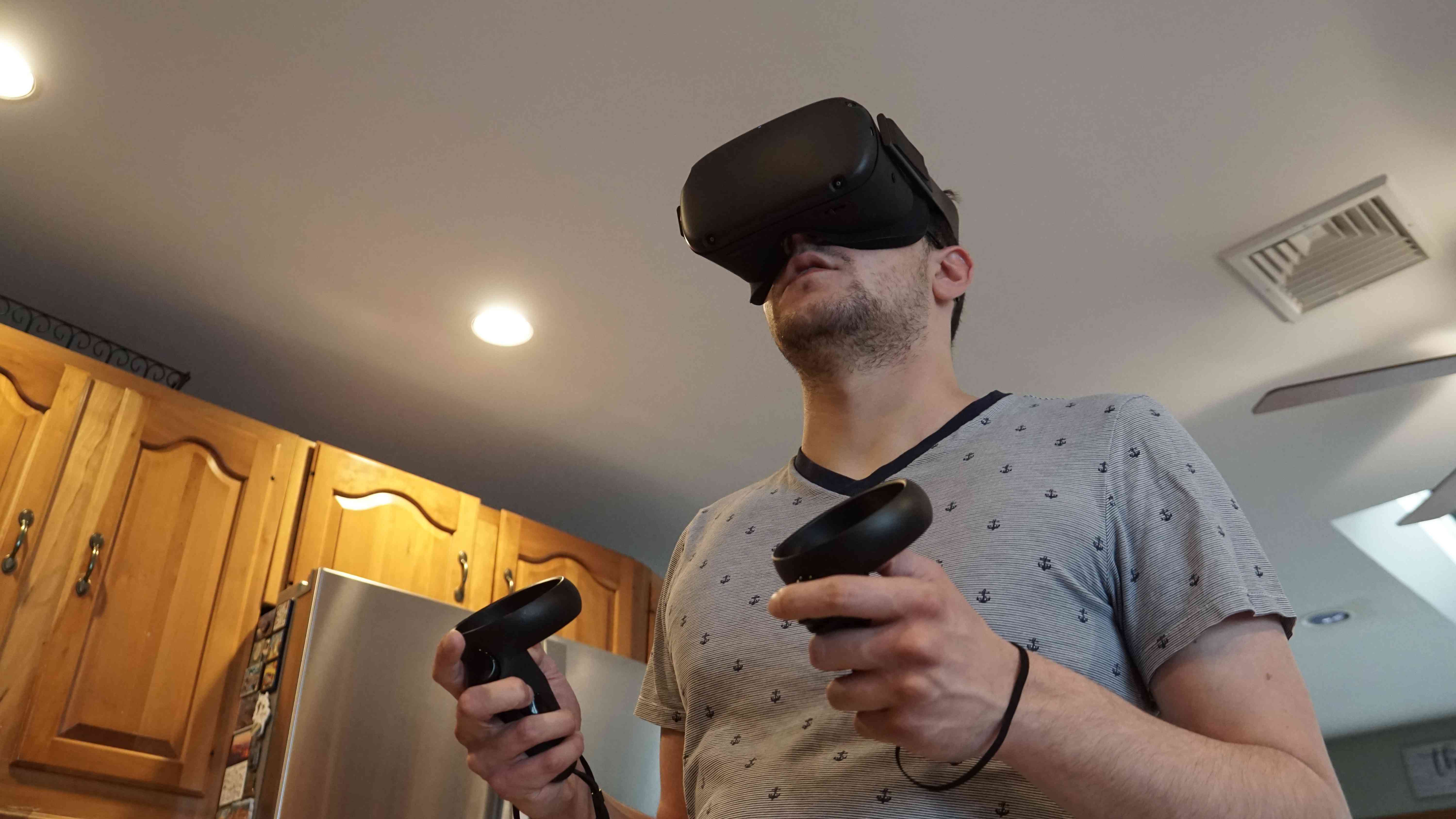Osoba používající Oculus Quest ve své kuchyni
