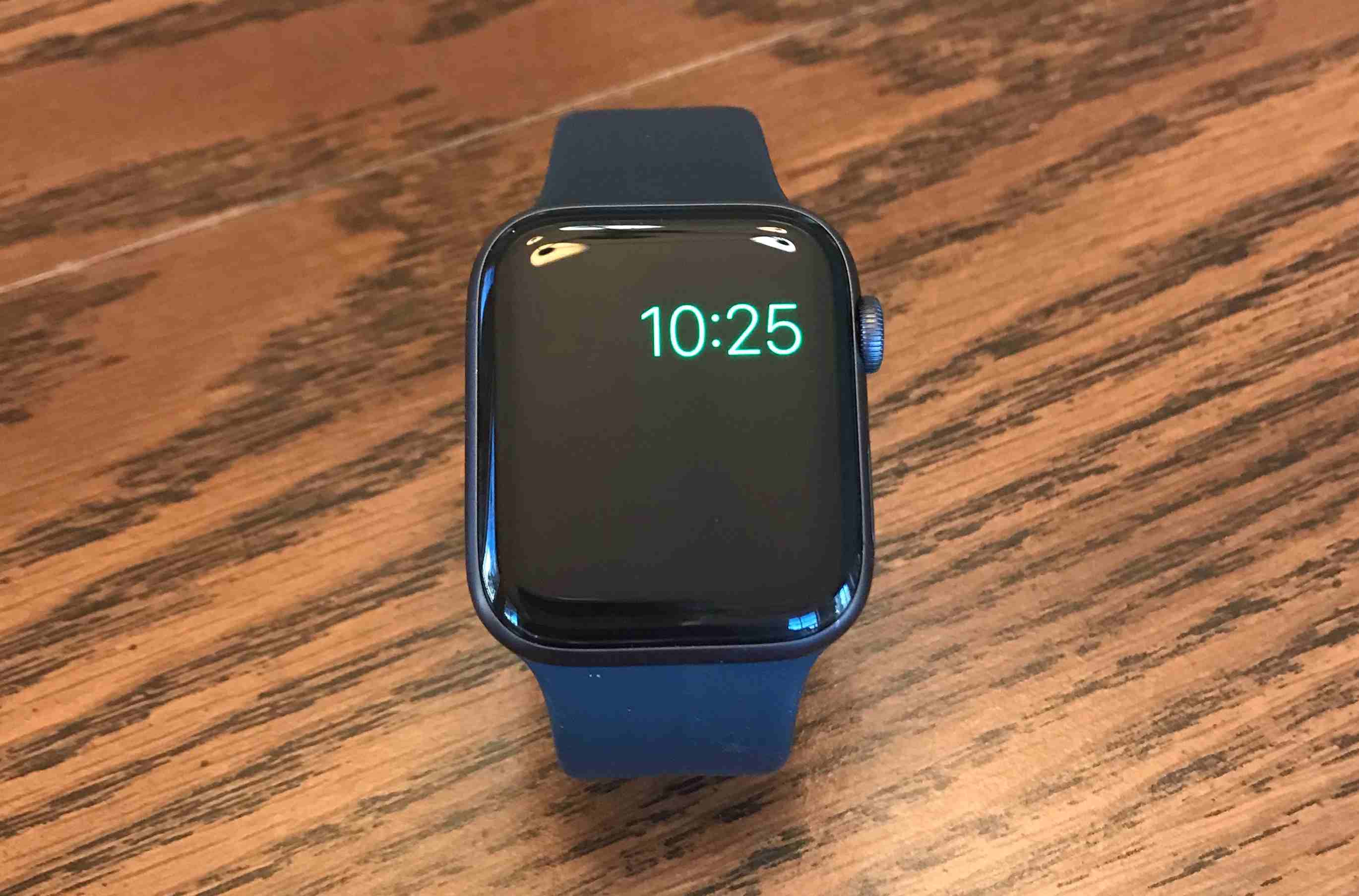 Apple Watch ukazující právě čas v režimu rezervy chodu