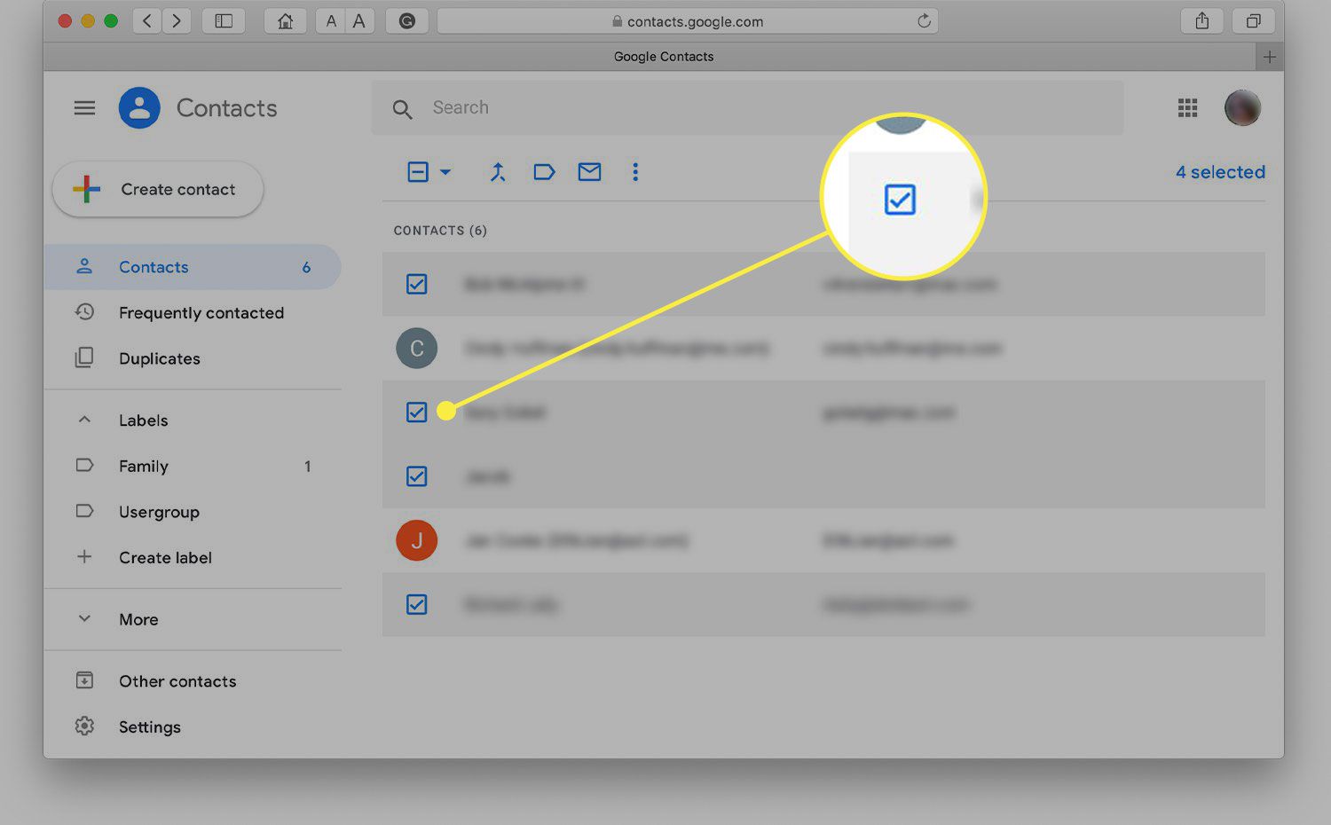 Snímek obrazovky s kontakty v Gmailu se zvýrazněnou značkou zaškrtnutí