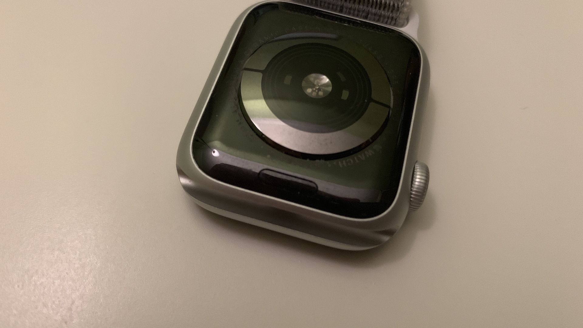 Apple Watch s odstraněným řemínkem na zápěstí