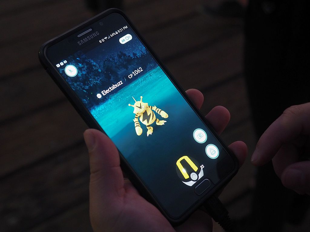 Pokemon Go běží na telefonu Samsung s Electabuzz na obrazovce