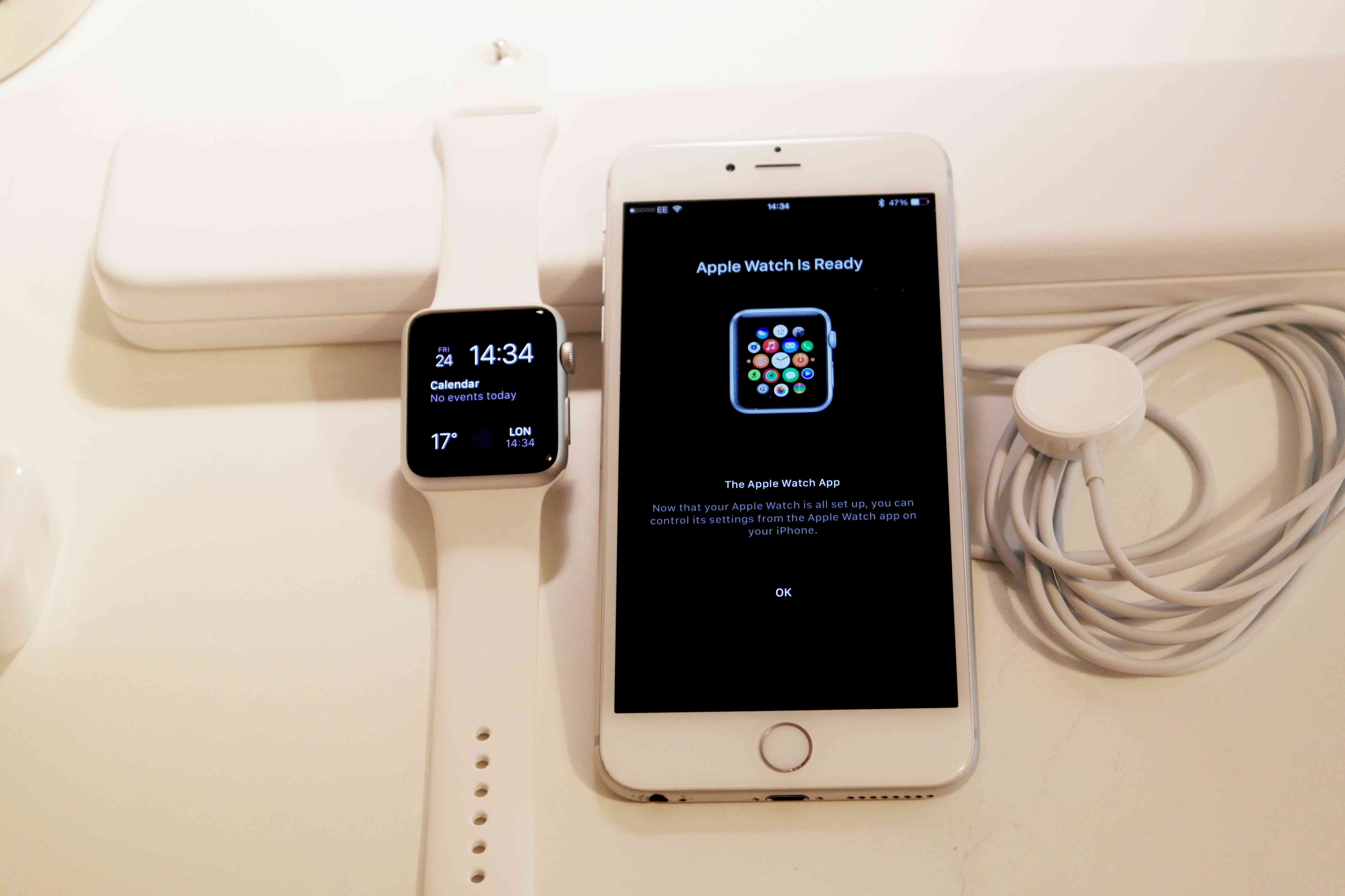 Zpráva Apple Watch je připravena na iPhone vedle Apple Watch