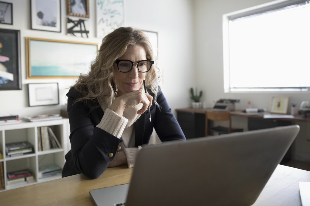 WomanWithGlasses small 5c3a69c8c9e77c0001936290