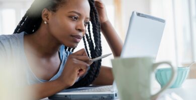 black woman using laptop 597314925 5b855405c9e77c0025dda6d9 3c70081fe44e40dfa46ffc269e937d80