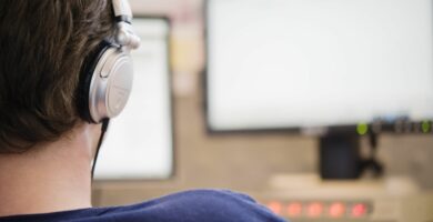 man listening to headphones at work 83211476 57c716e75f9b5829f446ca58