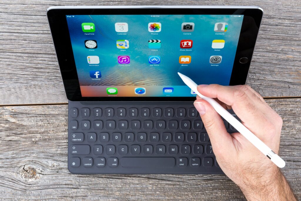 space grey ipad pro isolated on wood and smart keyboard 518760336 5bdb89e0c9e77c005192aa43