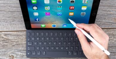 space grey ipad pro isolated on wood and smart keyboard 518760336 5bdb89e0c9e77c005192aa43