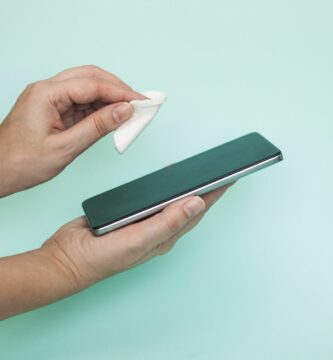 001 apply a screen protector to your smartphone or tablet 2377733 952b0e8186804cb7a048348349f3dbd8