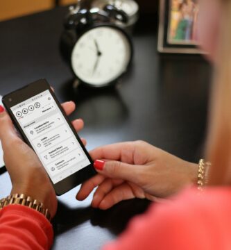 Jak používat rodičovskou kontrolu Verizon Smart Family 3 1205159Womanholdinggenericsmartphone 9733a5bbd64041d298df8da874a9005d