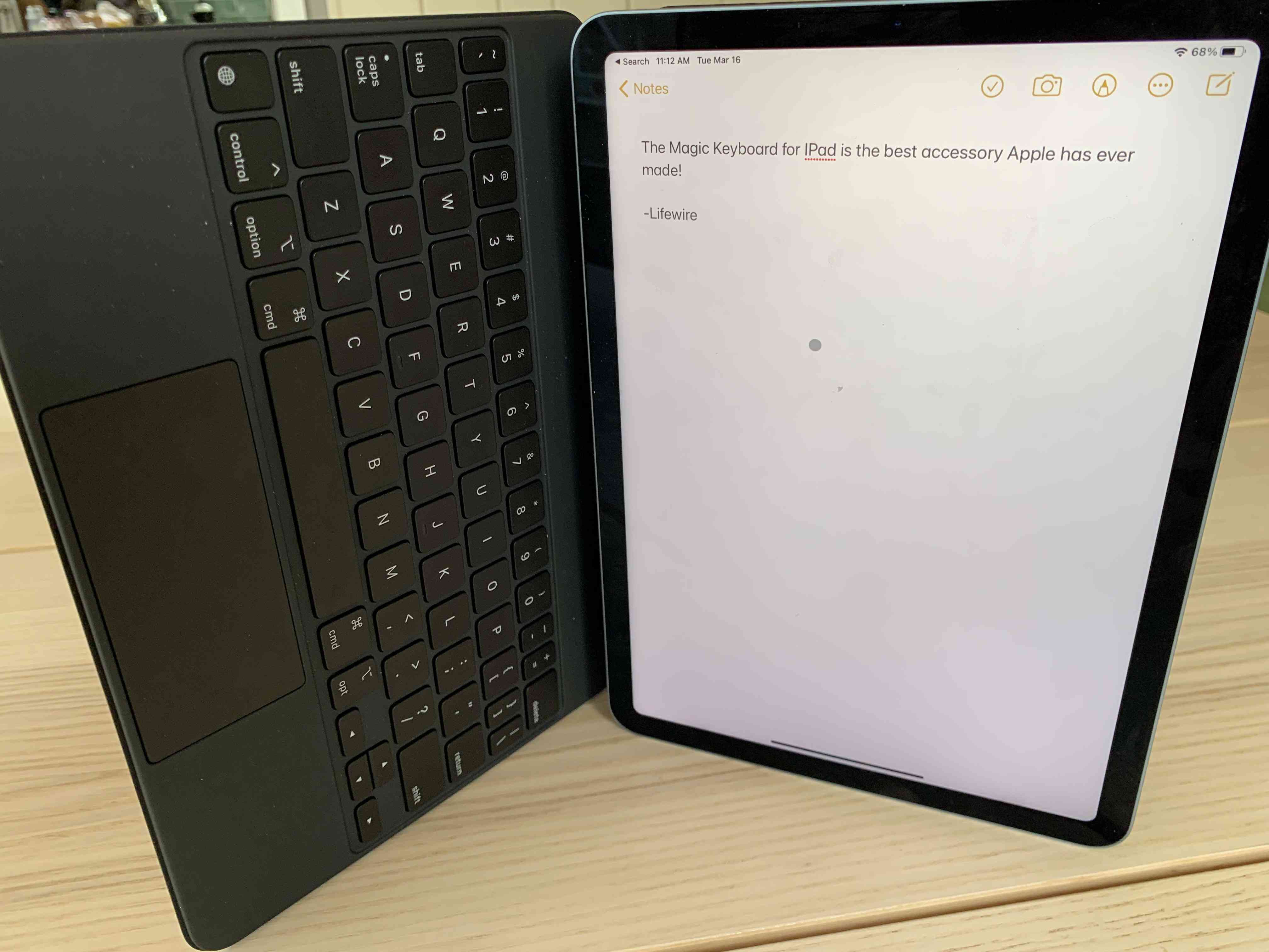 iPad Air stojí svisle s připojenou klávesnicí Magic Keyboard