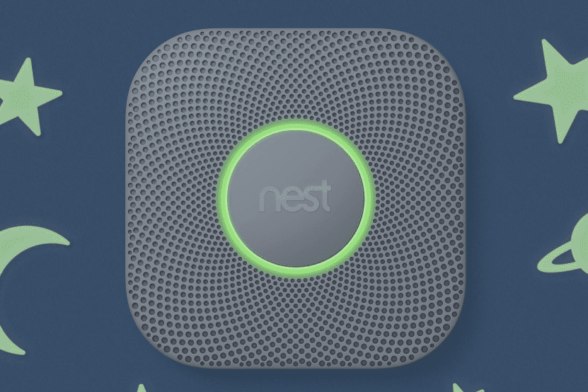 Nest Protect se zelenou záře na pozadí s hvězdami