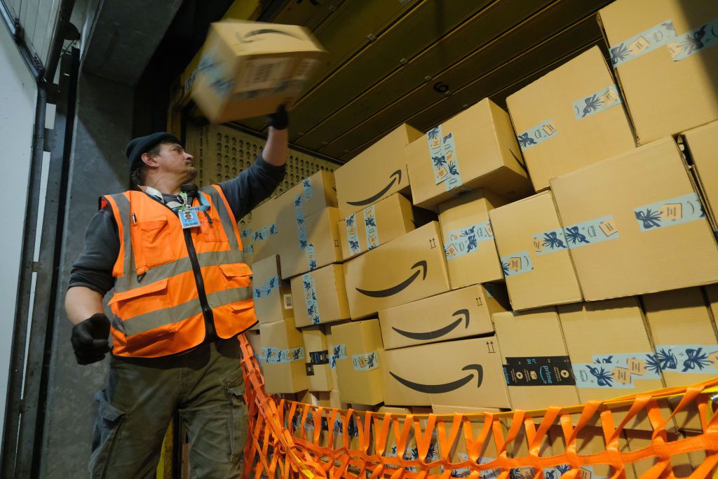 Pracovník načte kamion s balíky v balicím centru Amazon