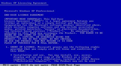 Screenshot obrazovky s licenční smlouvou Windows XP během instalace