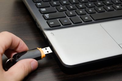 Ruční vkládání USB klíče do USB portu notebooku