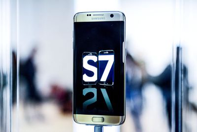 Samsung Galaxy S7 Edge na displeji na akci Samsung v Barceloně