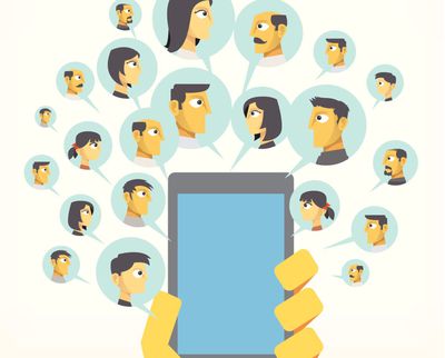 Obrázek ruky držící mobilní telefon s karikatury lidí v bublinách představujících skupinové zprávy nebo kontakty
