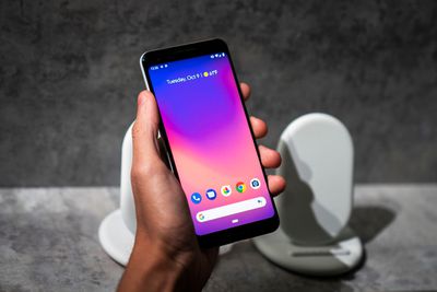 Ruka držící Google Pixel 3