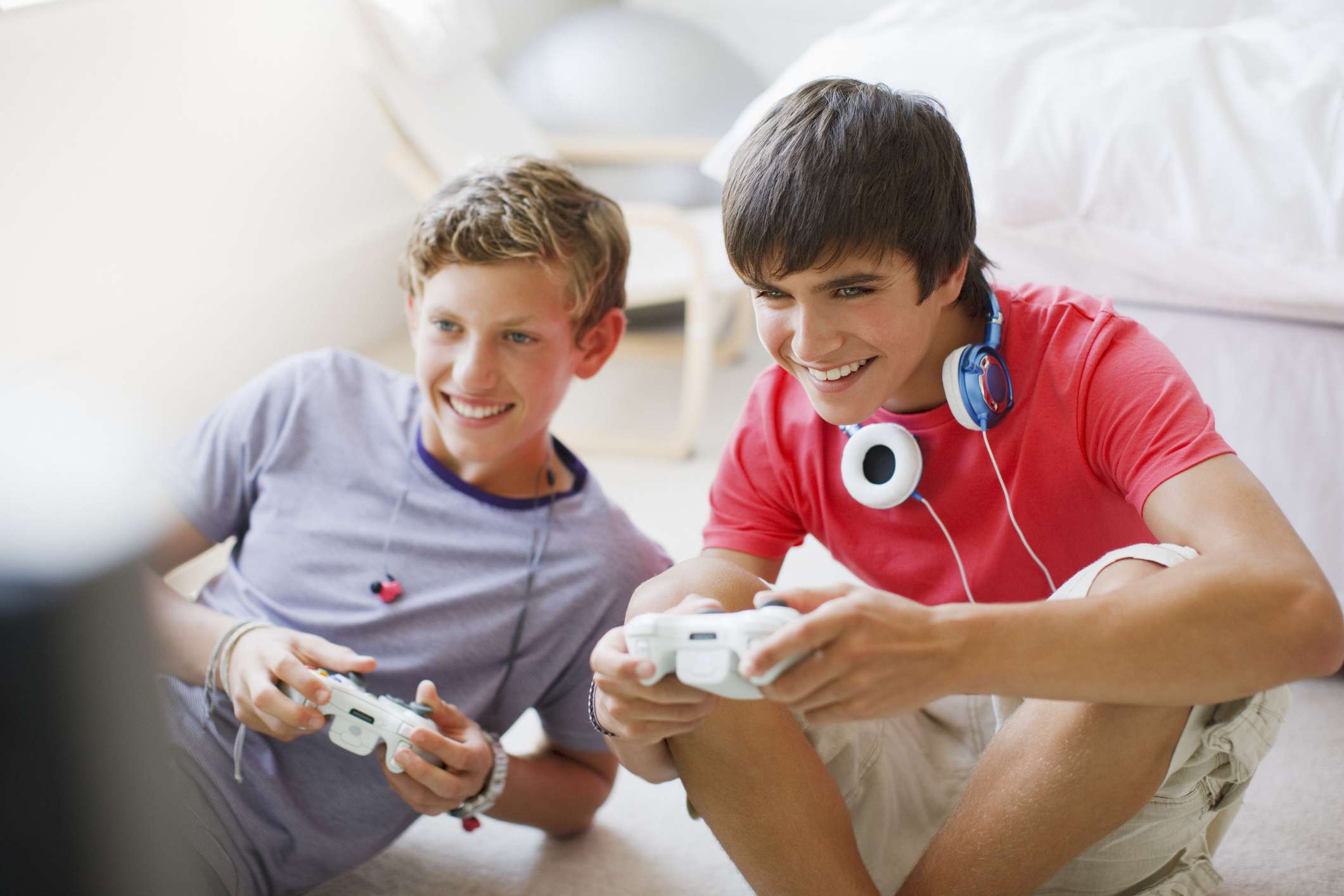 Dva teenageři hrají videohry. 
