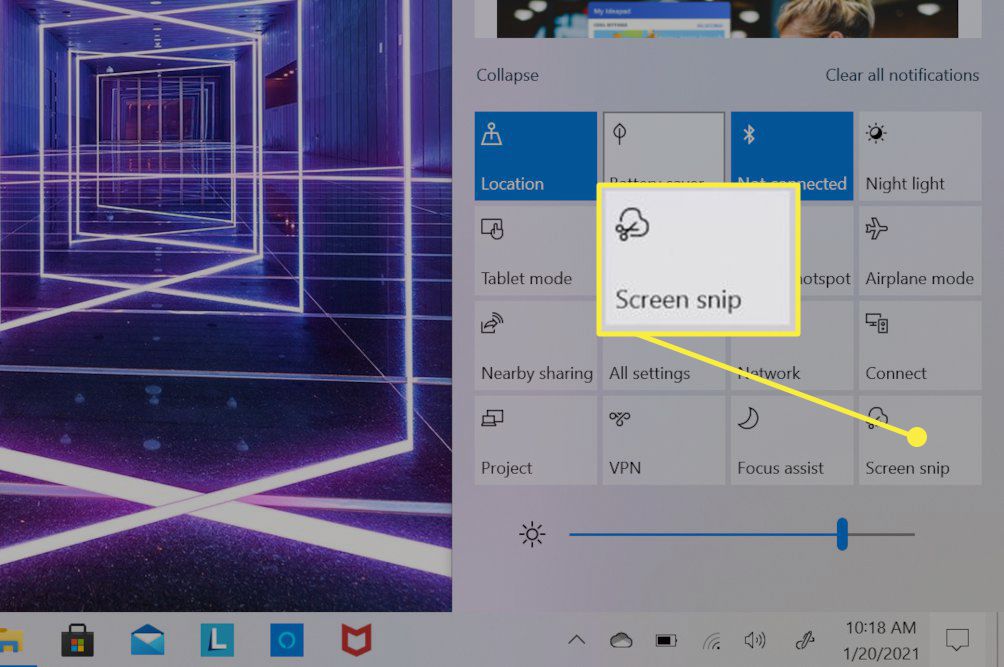 Centrum oznámení Windows 10 otevřené na notebooku s dotykovou obrazovkou.