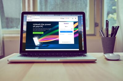 Web Yahoo Mail na obrazovce notebooku
