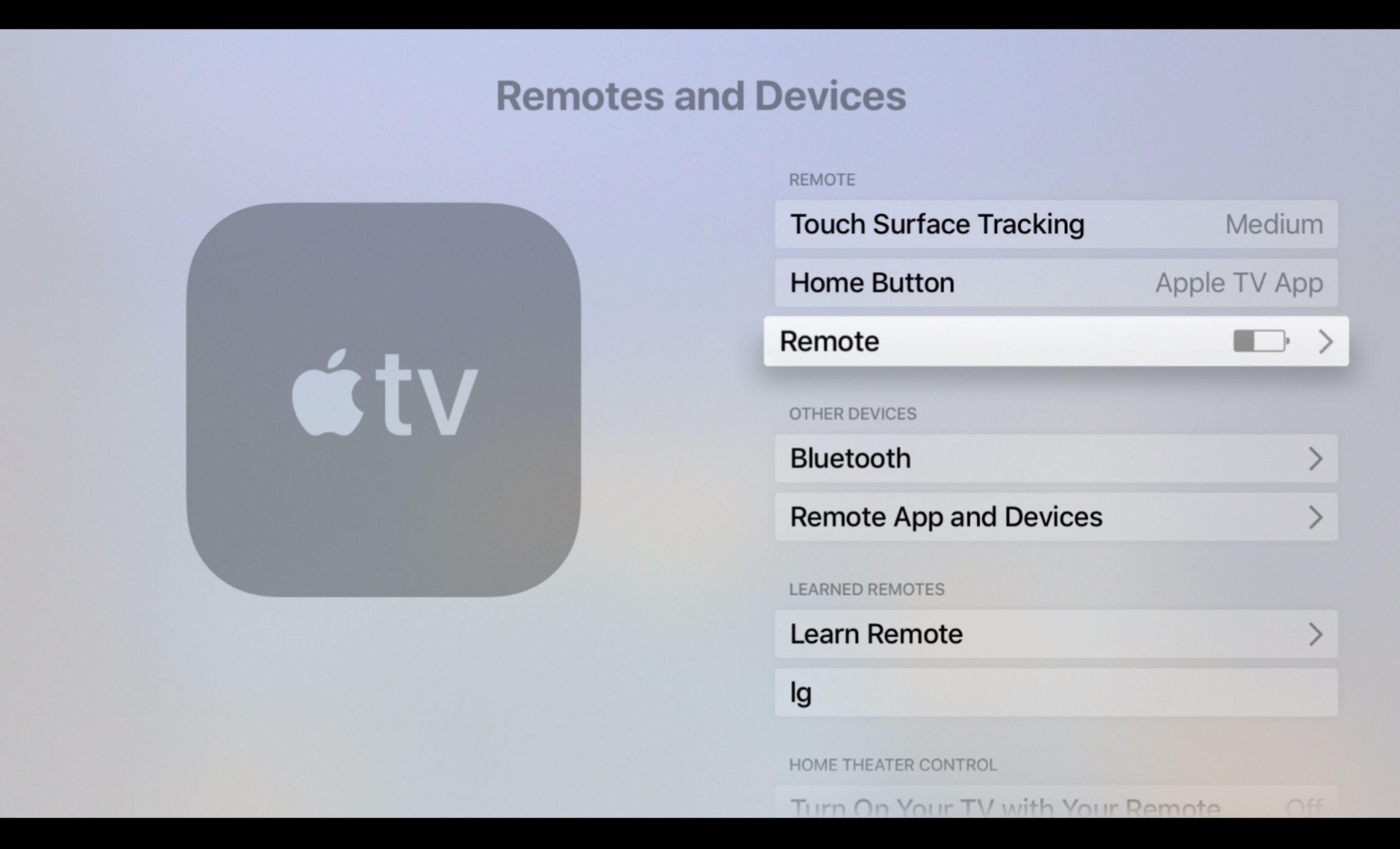 Obrazovka dálkových ovladačů a zařízení Apple TV s ikonou vzdáleného nabíjení baterie