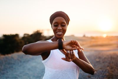 Žena kontroluje její fitness tracker před tréninkem