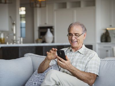 Důchodce pomocí smartphonu