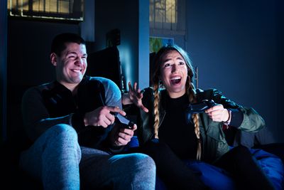 Šťastný pár hraní videoher
