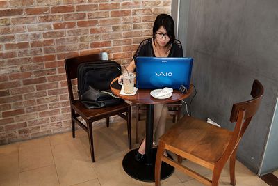Žena na počítači v kavárně