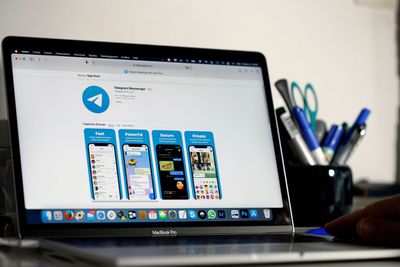 Apple MacBook Pro zobrazující aplikaci Telegram na sociálních médiích.