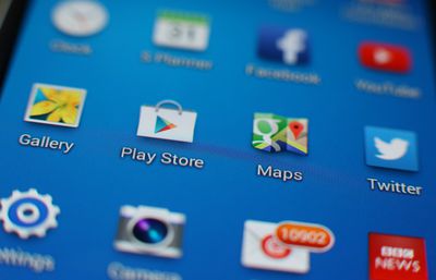 Domovská obrazovka Androidu s ikonami aplikací včetně Obchodu Play, Map a Twitteru.