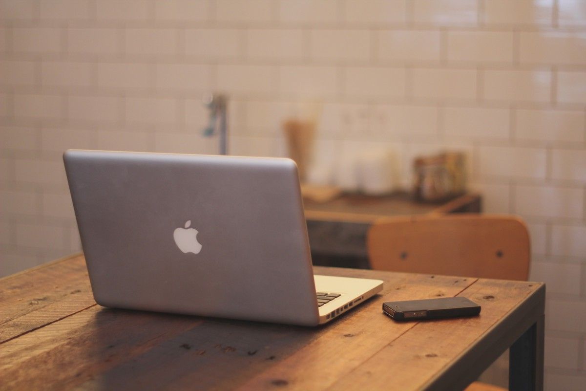 Apple MacBook na kuchyňském stole