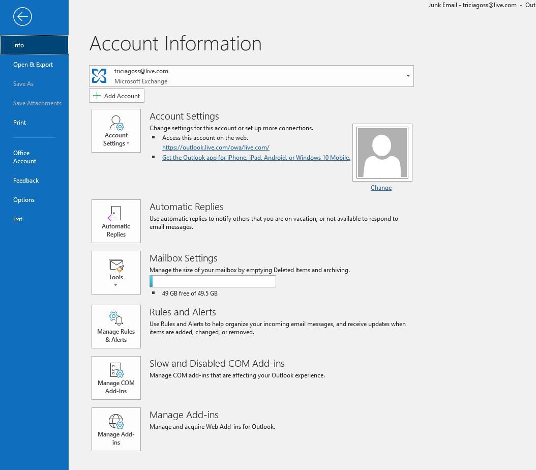 Screenshot obrazovky s informacemi v okně Soubor v aplikaci Outlook