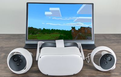 Oculus Quest 2 a řadiče se zrcadlením Minecraft VR na displeji.
