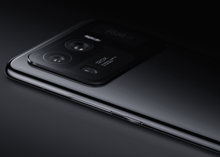 Detail zadní části telefonu Xiaomi Mi 11 zobrazující fotoaparáty a malou obrazovku.
