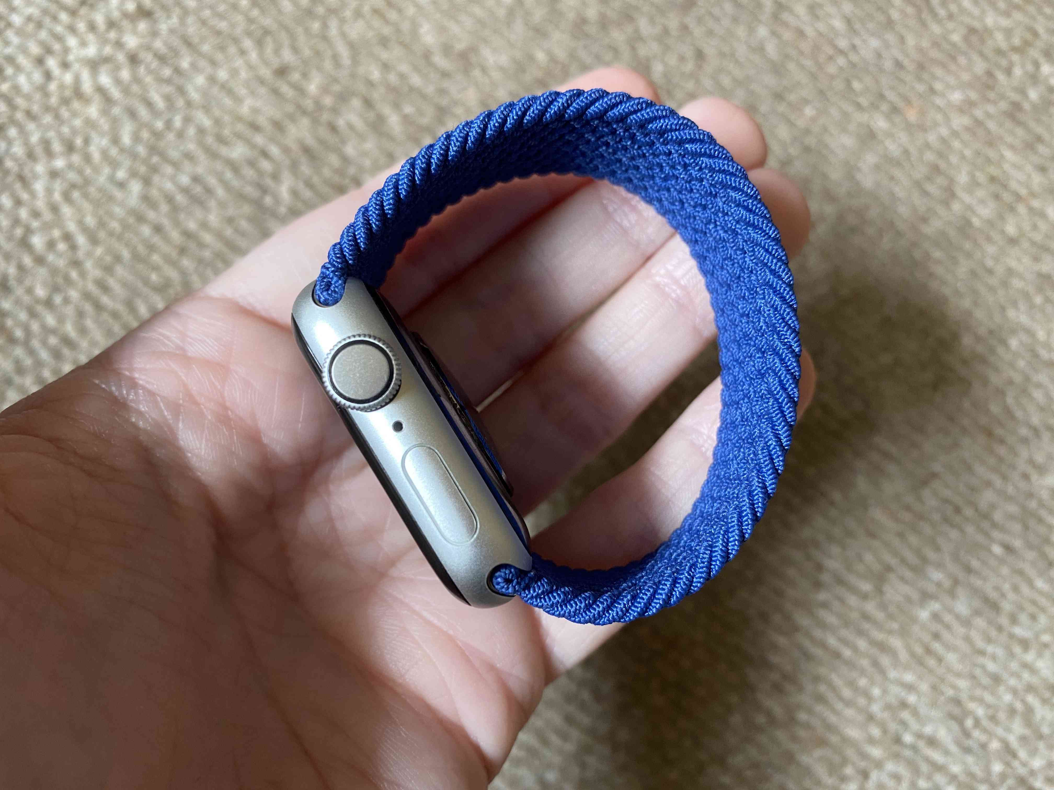 Boční pohled na hodinky Apple s opleteným páskem pro smyčku v modré barvě