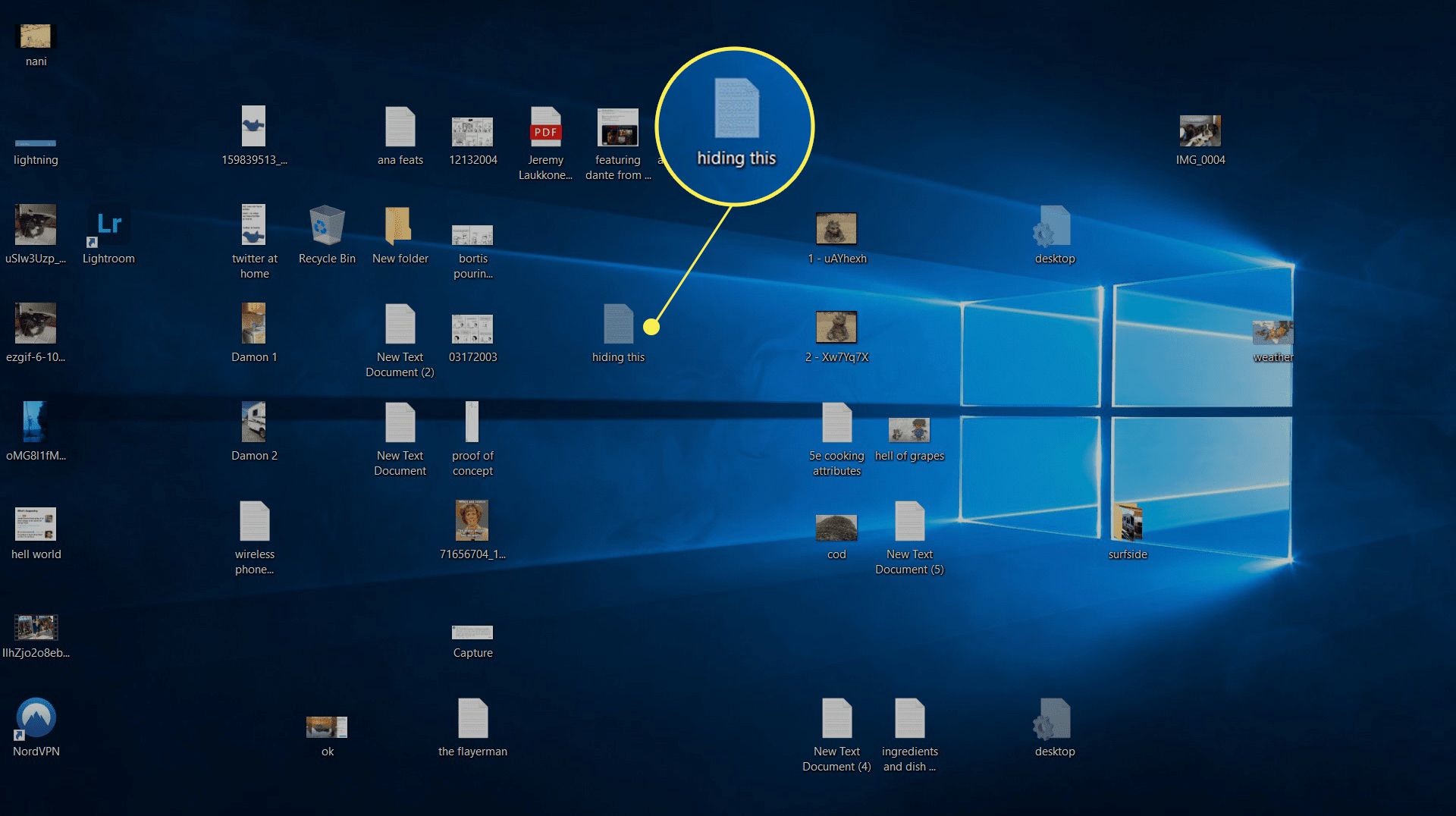 Skrytý soubor na ploše Windows 10, který je stále viditelný kvůli nastavení.