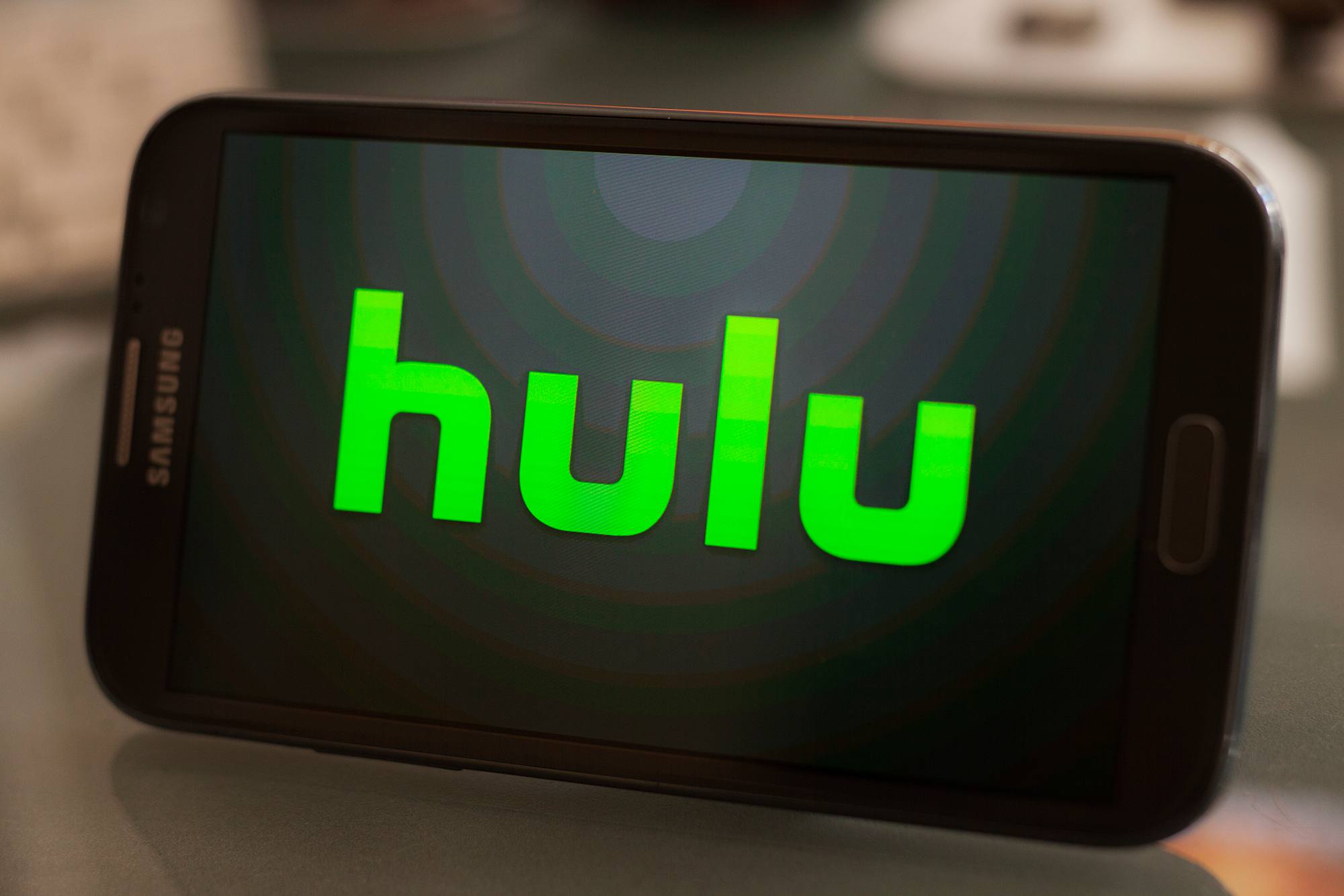 Logo Hulu na obrazovce mobilního telefonu Samsung