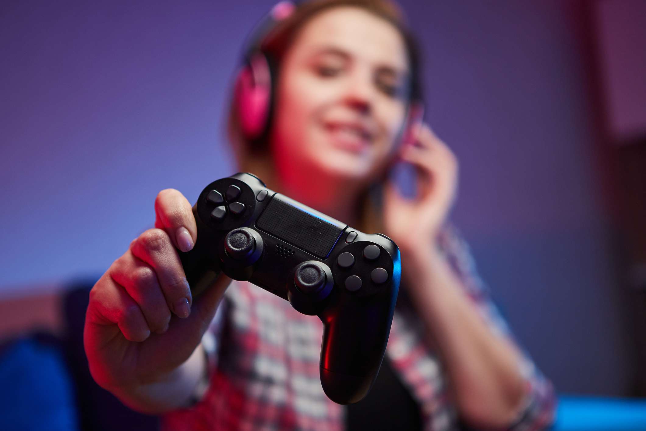 Někteří drží dálkové ovládání PlayStation při nošení herních sluchátek.