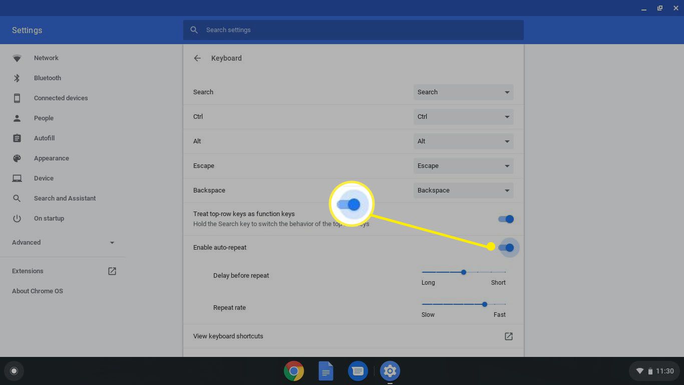 V nastavení klávesnice Chromebooku povolte možnost automatického přepínání